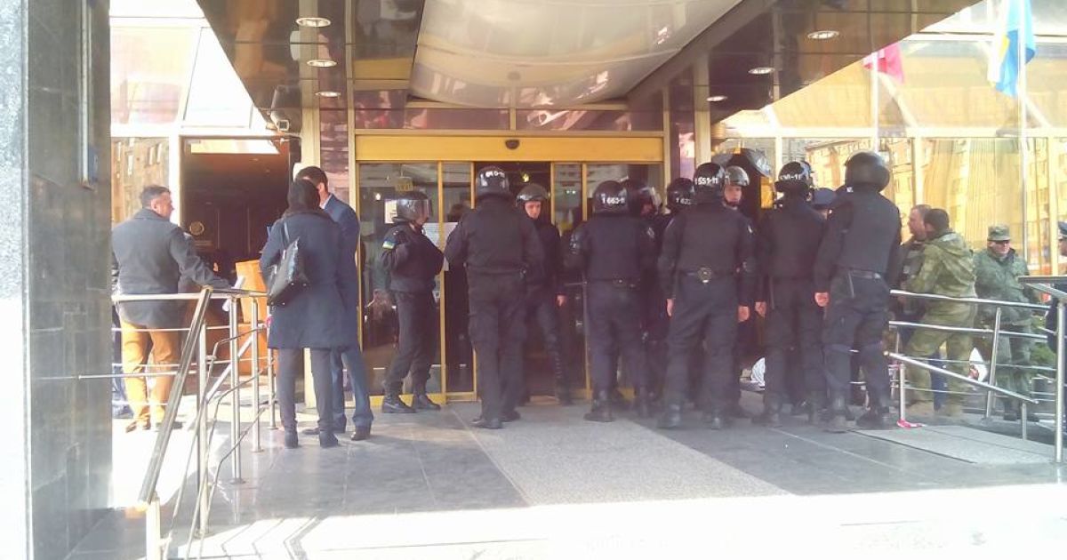 Из столичного отеля "Лыбидь" выгоняют незаконных поселенцев / © Фото Натальи Нагорной/ТСН