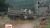 На півдні Китаю після повені завалився будинок