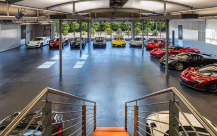 "Умный" гараж с суперкарами выставили на продажу в Калифорнии