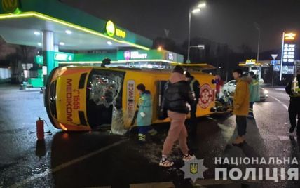 У Києві “Шевроле” врізався в автомобіль екстреної медичної допомоги: “швидка” перекинулась (фото)