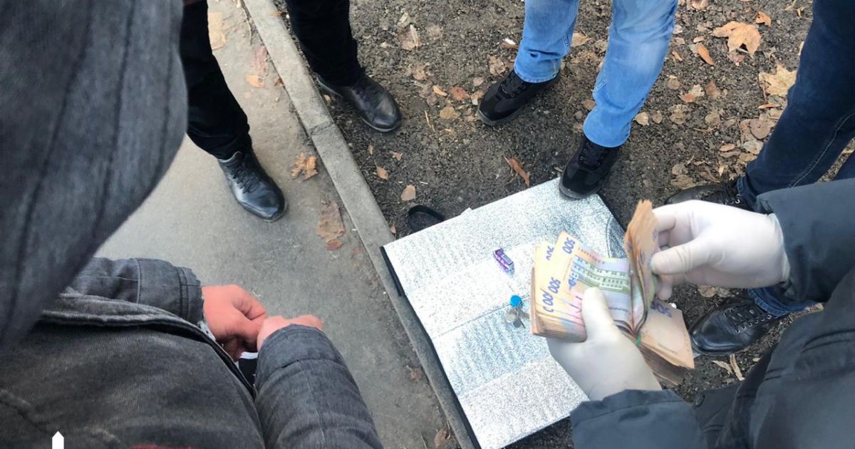 На Харківщині поліцейський збирався "відмазати" шахрая за 6 тисяч доларів