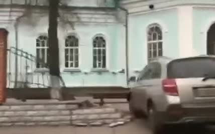 В Полтаве внедорожник протаранил церковную ограду. Видео