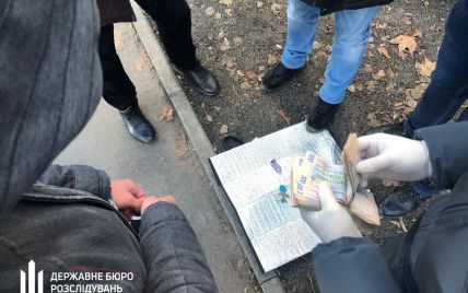 На Харківщині поліцейський збирався "відмазати" шахрая за 6 тисяч доларів