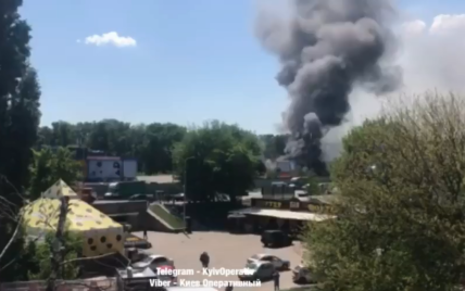 Біля Гідропарку у Києві виникла масштабна пожежа
