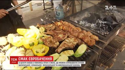 Лотки с украинской традиционной едой для иностранцев заполонили центр Киева