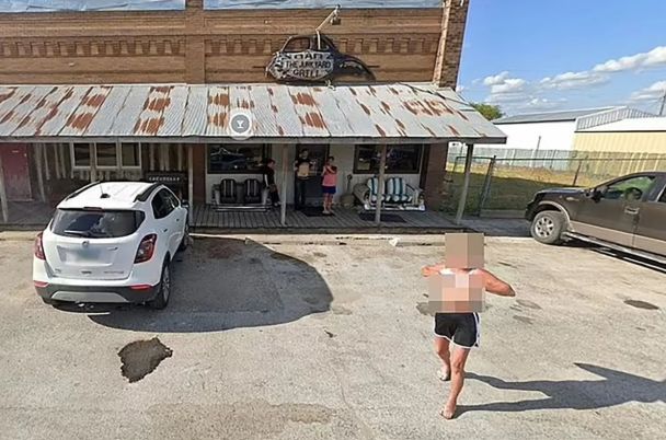 Женщина обнажила грудь на камеру Google Maps / © Google Maps