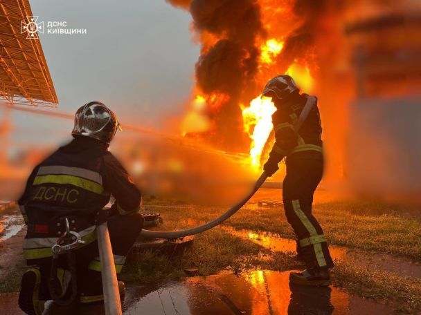 I soccorritori hanno spento l'incendio dopo la caduta di detriti nella regione di Kiev / foto del Servizio statale di emergenza della regione di Kiev / ©