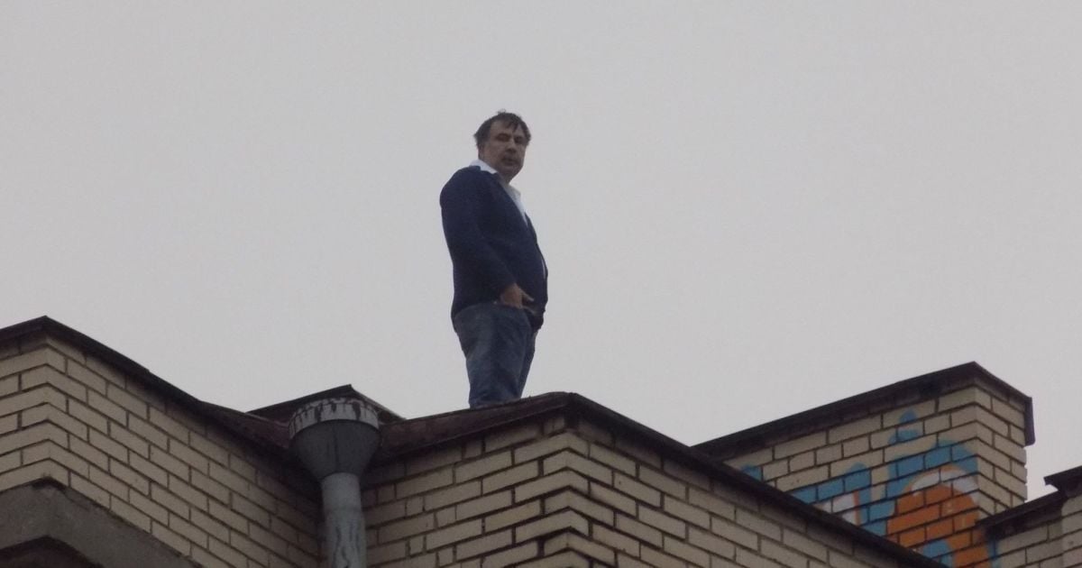 Подивитися на Саакашвілі на даху зібралися десятки людей і знімають дійство на телефони. Онлайн-трансляція