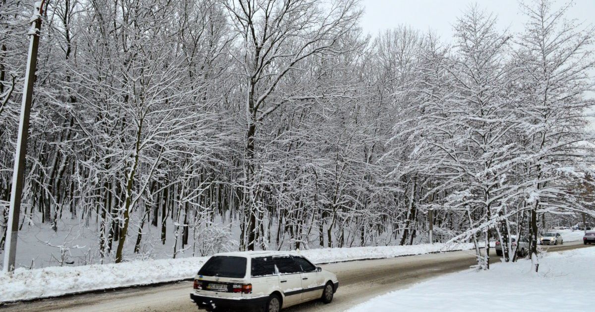 Ночные снегопады без света оставили 500 населенных пунктов в четырнадцати областях