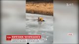 В Канаді рятувальник мало не загинув, витягуючи собаку з-під льоду