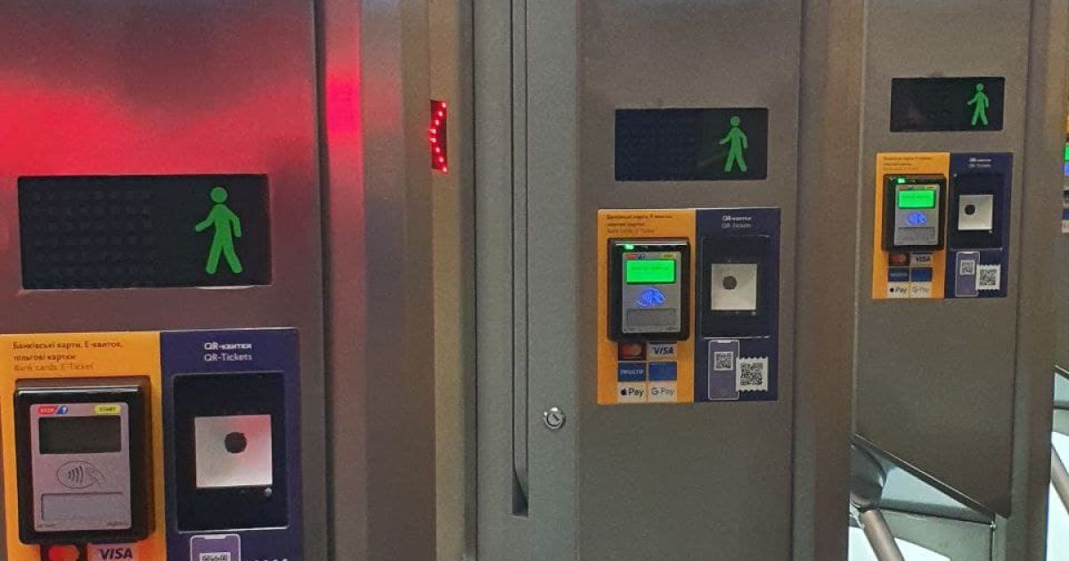 В Киеве на станции метро "Почайна" заработали турникеты-гиганты, через которые невозможно перепрыгнуть