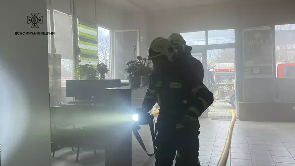 Рятувальники ліквідовують наслідки пожежі / © ДСНС в Івано-Франківській області