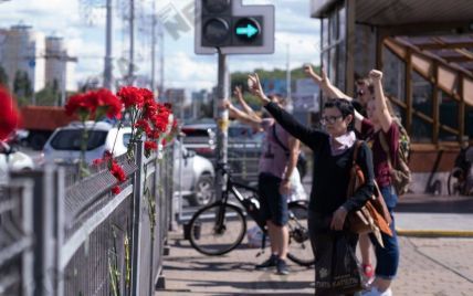 Беларусы массово несут цветы на место гибели протестующего в Минске: их разгоняет ОМОН
