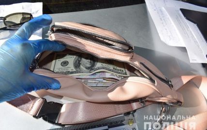 В Киеве мошенницы под видом соцработниц выманили у бабушки 1300 долларов США и 16 тысяч гривен