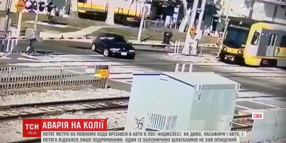 Поезд метро на полном ходу врезался в автомобиль в Лос-Анджелесе