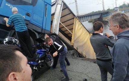 засветы в вагоне В Укравтодоре выясняют причины разрушения моста в Днепропетровской области  и готовят объезд — Украина