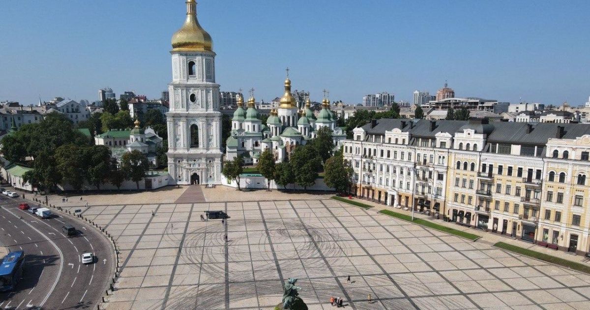 Дрифт на Софийской площади: загрязненную брусчатку отмывали волонтеры (видео)