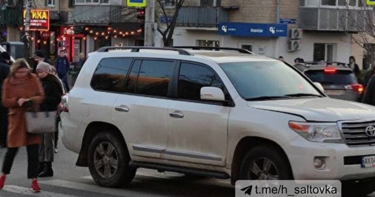 Влетел на скорости и протащил под колесами: в Харькове водитель внедорожника снес людей на пешеходном переходе (видео 18+)