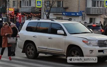 Влетів на швидкості та протяг під колесами: у Харкові водій позашляховика зніс людей на пішохідному переході (відео 18+)