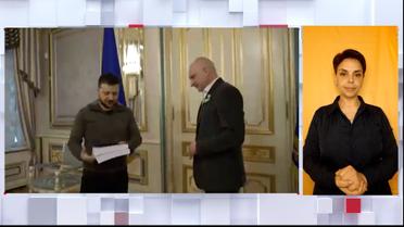 Володимир Зеленський передав очільнику представництва ЄС в Україні заповнену анкету-опитувальник (жестовою мовою)