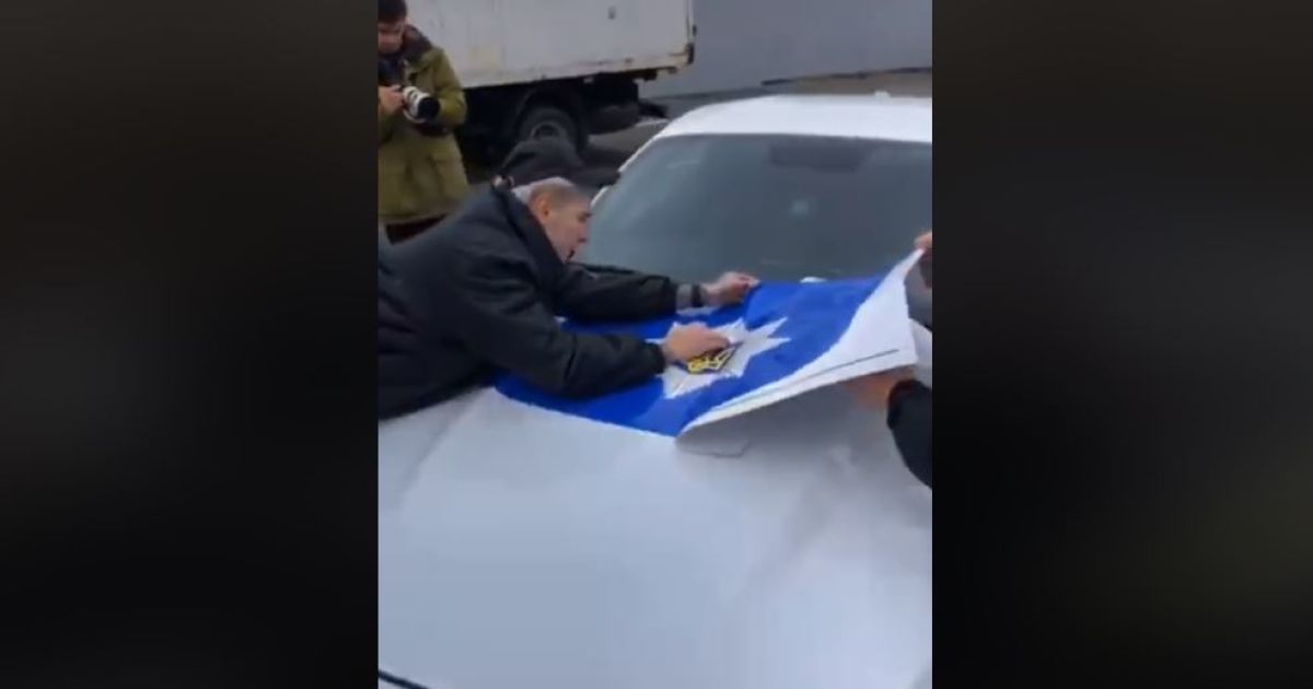 "Це буде жесть": молодики з "фейкового патруля" показали, як клеїли поліцейську символіку на Mustang