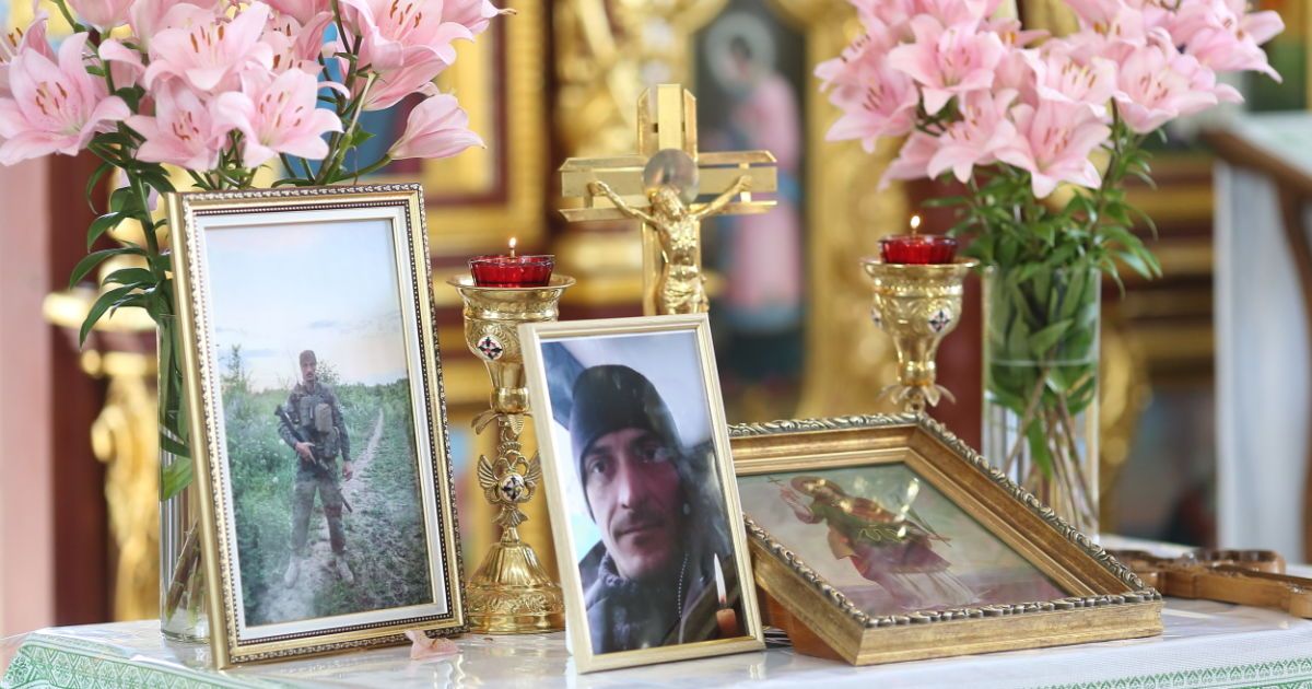 Перехожі ставали на коліна перед тілом захисника: під Тернополем попрощались із загиблим в зоні ООС воїном (фото)