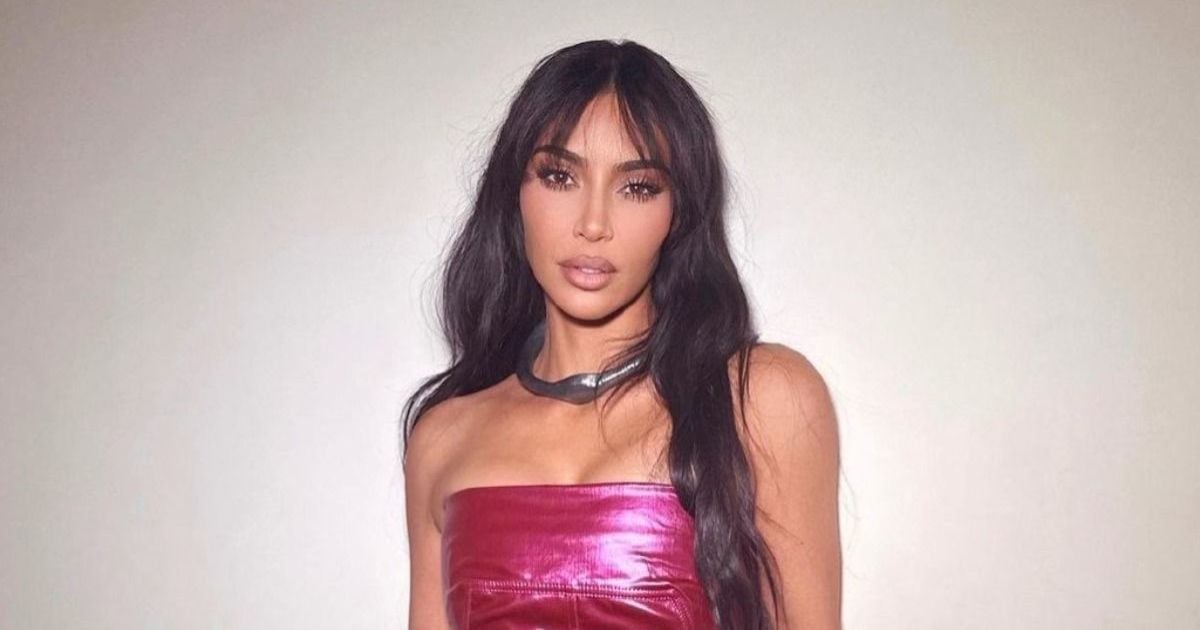 Kim Kardashian amused the Network with how she tries to climb the stairs in a too tight skirt: video, photo