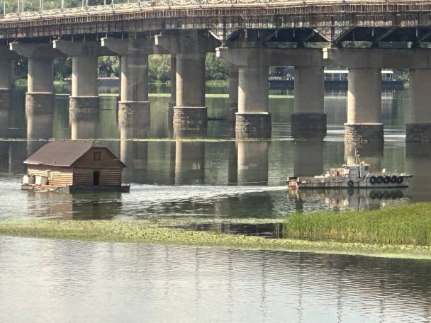 Плавучу нерухомість помітили біля мосту Патона / Фото: соціальні мережі / © 