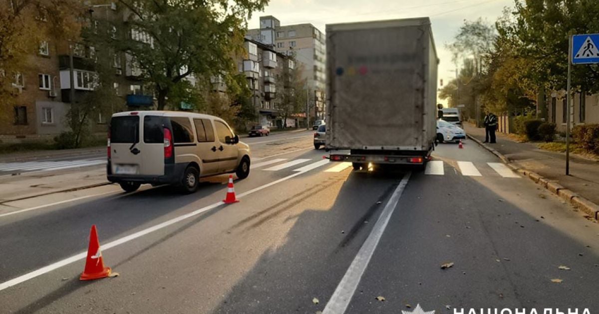 У Києві 20-річний водій вантажівки збив на смерть жінку на переході