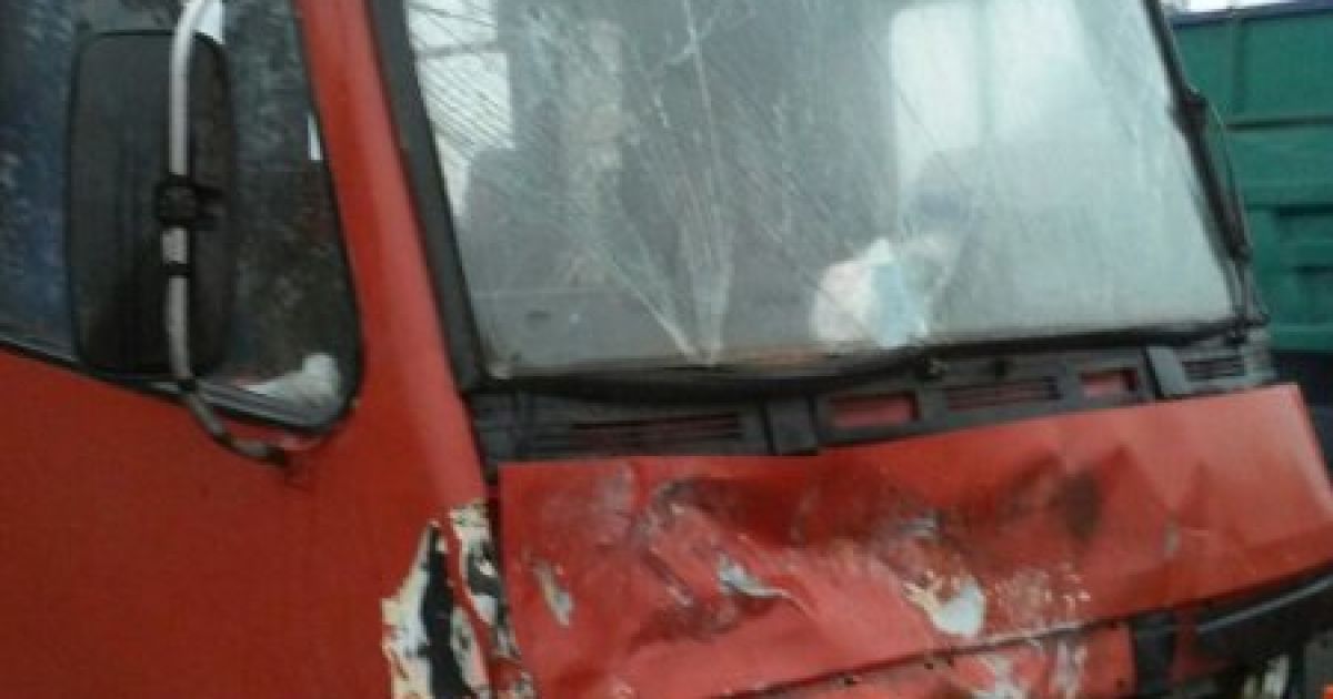 Під Львовом у маршртуку влетів легковик