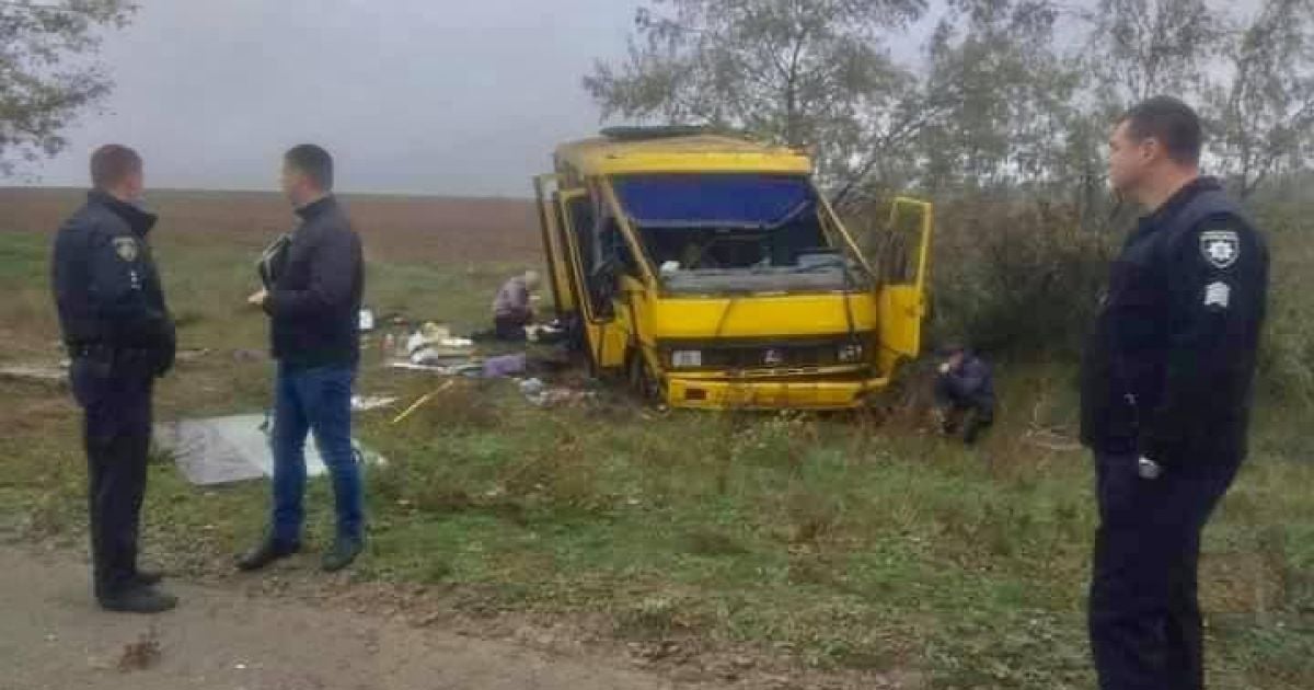 Под Херсоном перевернулся микроавтобус с пассажирами: есть погибшие
