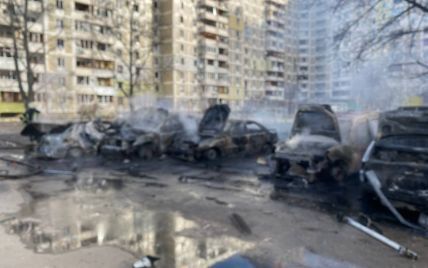 Біля багатоповерхівки в Києві пролунав вибух: спалахнуло 7 автомобілів (фото)
