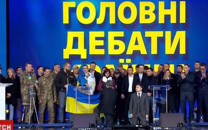 Зеленский и Порошенко стали на колени перед родными погибших в войне во время дебатов на "Олимпийском"