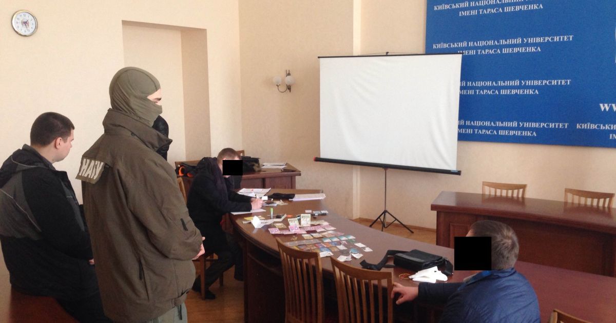 Під час затримання прокурора-хабарника