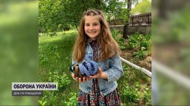 Браслети, які рятують життя: дівчинка в'яже незвичайні прикраси для військових