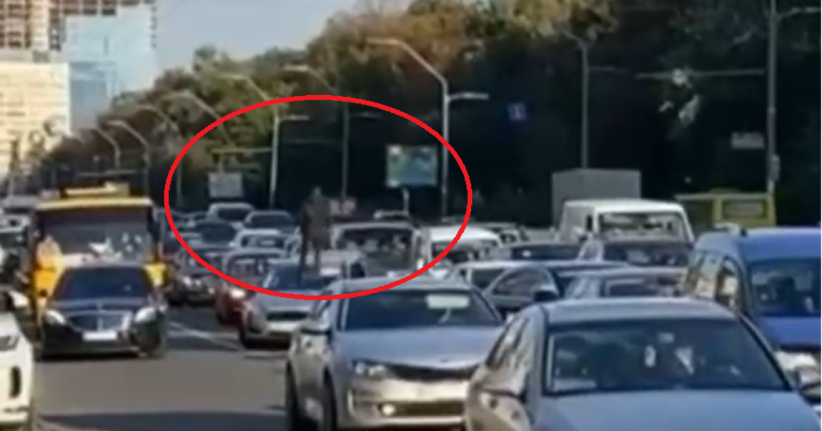 В Киеве парень бегал по крышам автомобилей: появилось видео