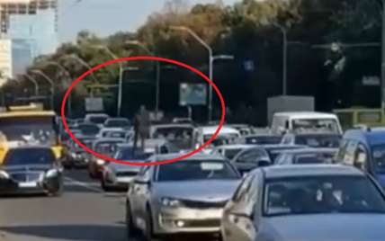 В Киеве парень бегал по крышам автомобилей: появилось видео