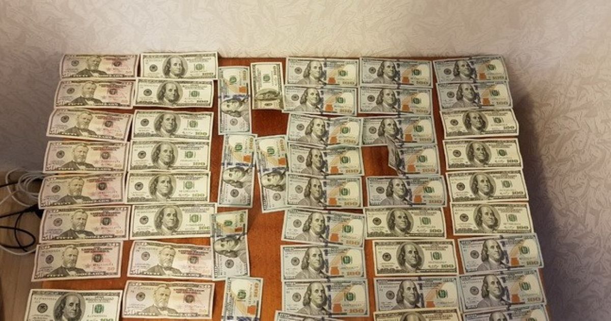 У двох київських митників-хабарників   під час обшуків  знайшли понад $25 тисяч