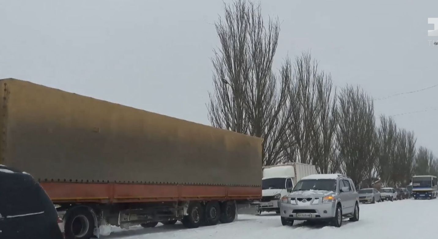 Километровые пробки образовались в Донецкой области из-за нерасчищенных дорог
