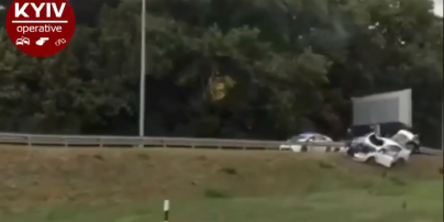 Поблизу аеропорту "Бориспіль" автівку проткнуло відбійником: з'явилося відео