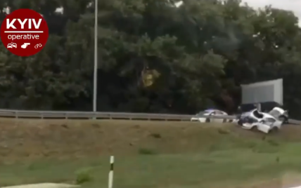 Недалеко от аэропорта "Борисполь" автомобиль проткнуло отбойником: появилось видео