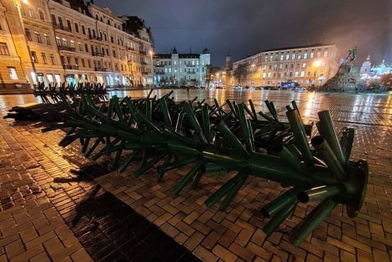 На Софійській площі у Києві з’явилася головна ялинка країни: фото