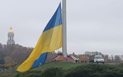 У Києві приспустили найбільший прапор країни: що сталося