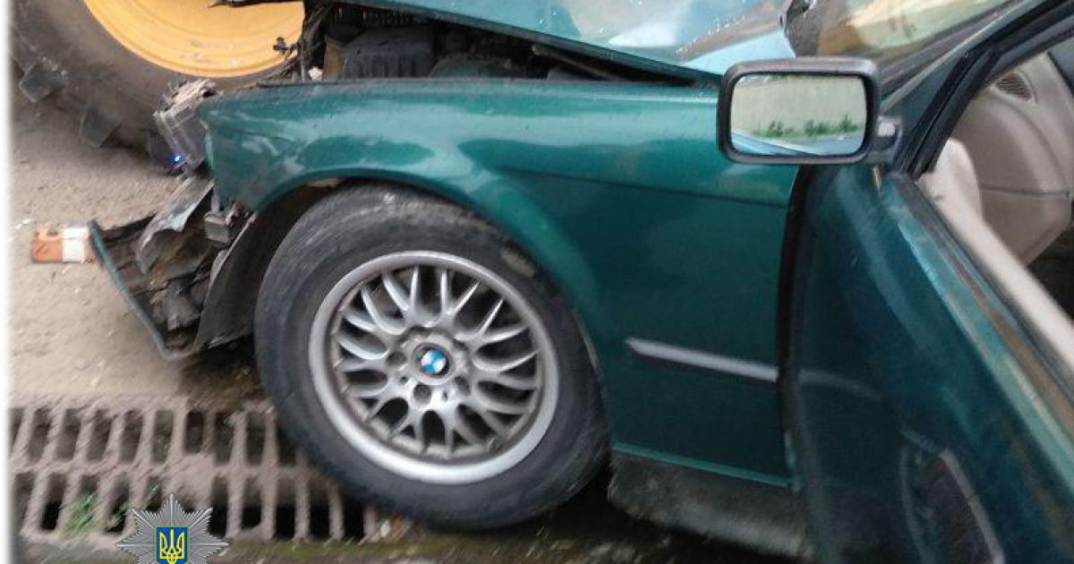 В Одессе водитель BMW въехал в припаркованный трактор, есть пострадавшие