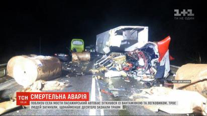 Пассажирский автобус столкнулся с грузовиком в Черниговской области - 3 человека погибли