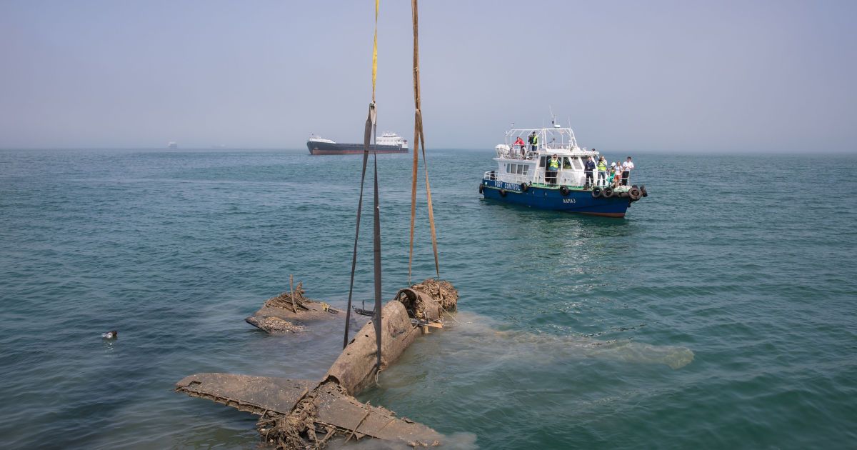 будівельники керченського мосту дістали з воду літак другої світової_8