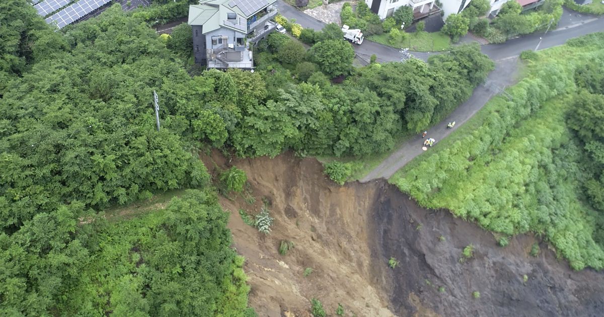 Оползень в Японии: в засыпанном землей дома нашли живых людей