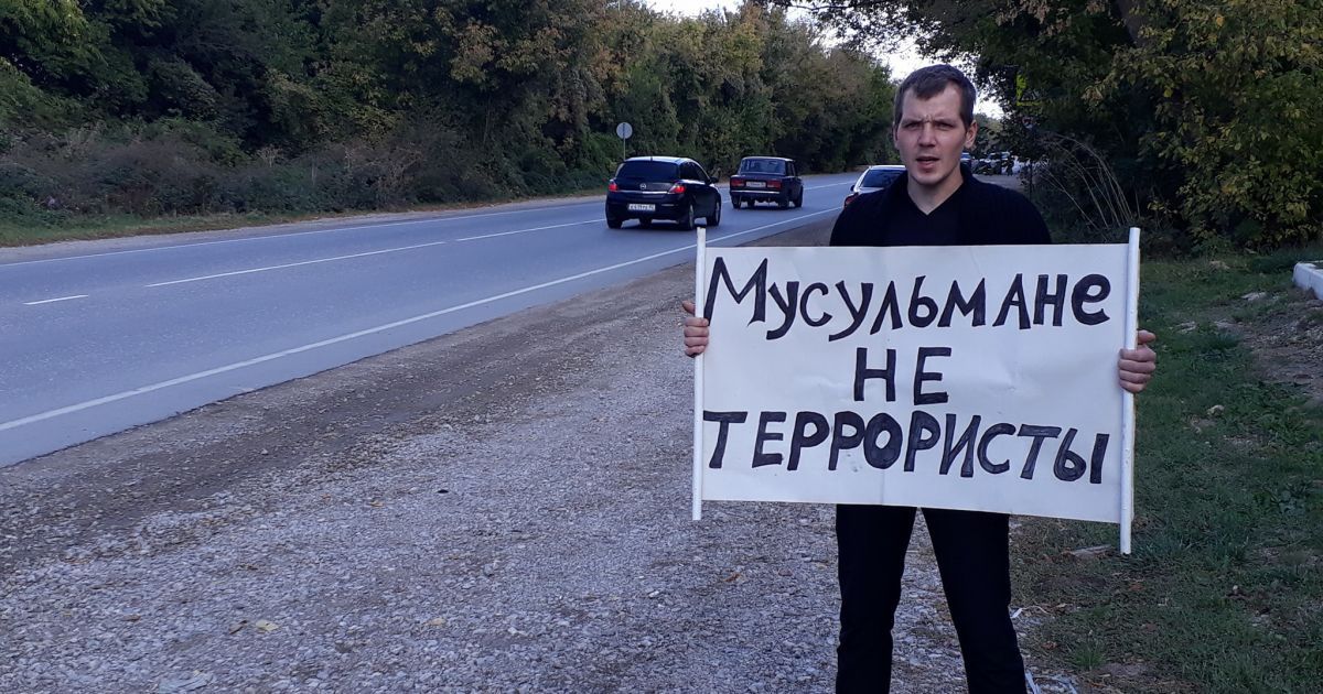 В окупованому Криму затримують учасників одиночних пікетів 