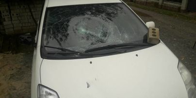 Під Києвом напали на журналіста та побили його авто цеглою – активіст