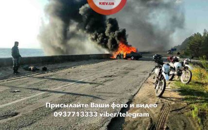 После лобового столкновения на трассе под Киевом вспыхнуло авто